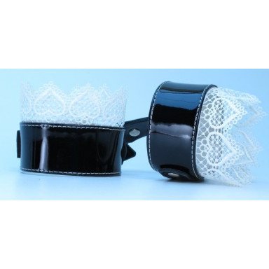 Изысканные чёрные наручники с белым кружевом фото 2