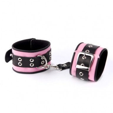 Розово-чёрные наручники с ремешком с двумя карабинами на концах, фото